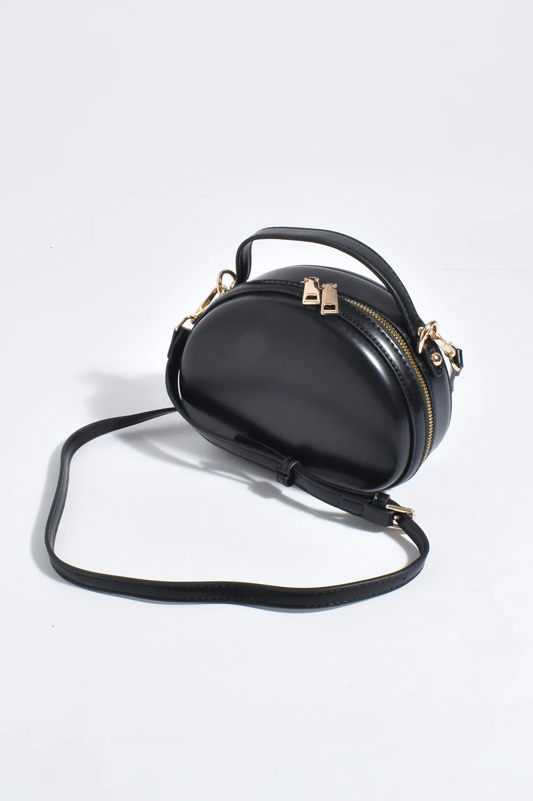 Carmin Curved Crossbody Bag (Black) - Image 2