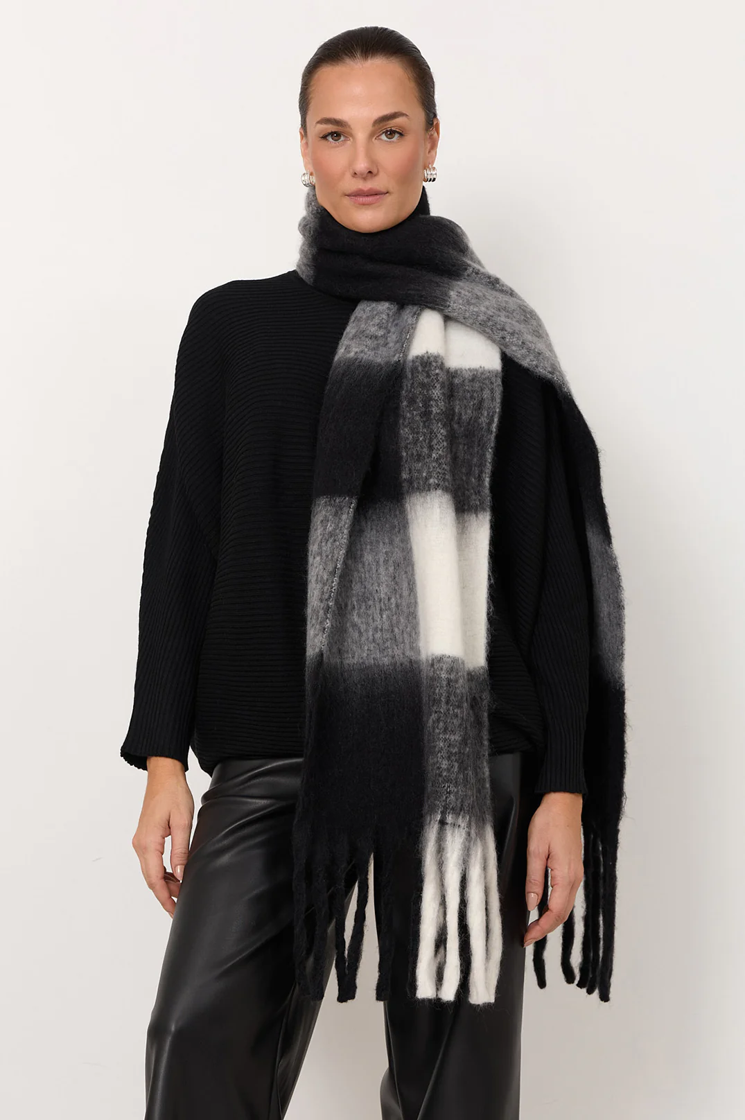 Check Pattern Fringe Edge Scarf (Black/Cream) - Image 3