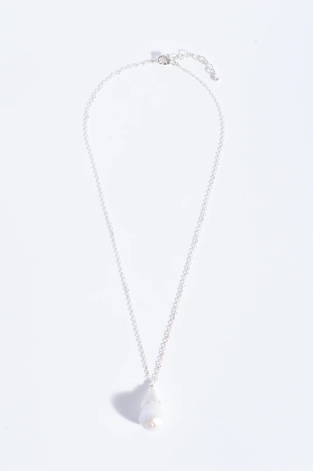 Fine Short Chain Baroque Necklace (Cream Silver)