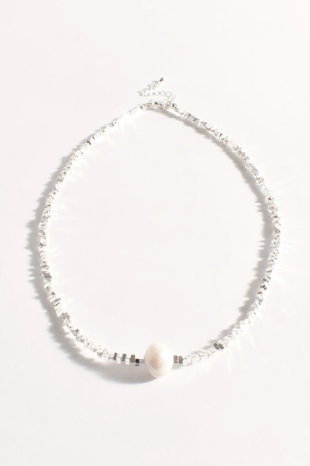 Metal Chip and Pearl Short Necklace (Silver)