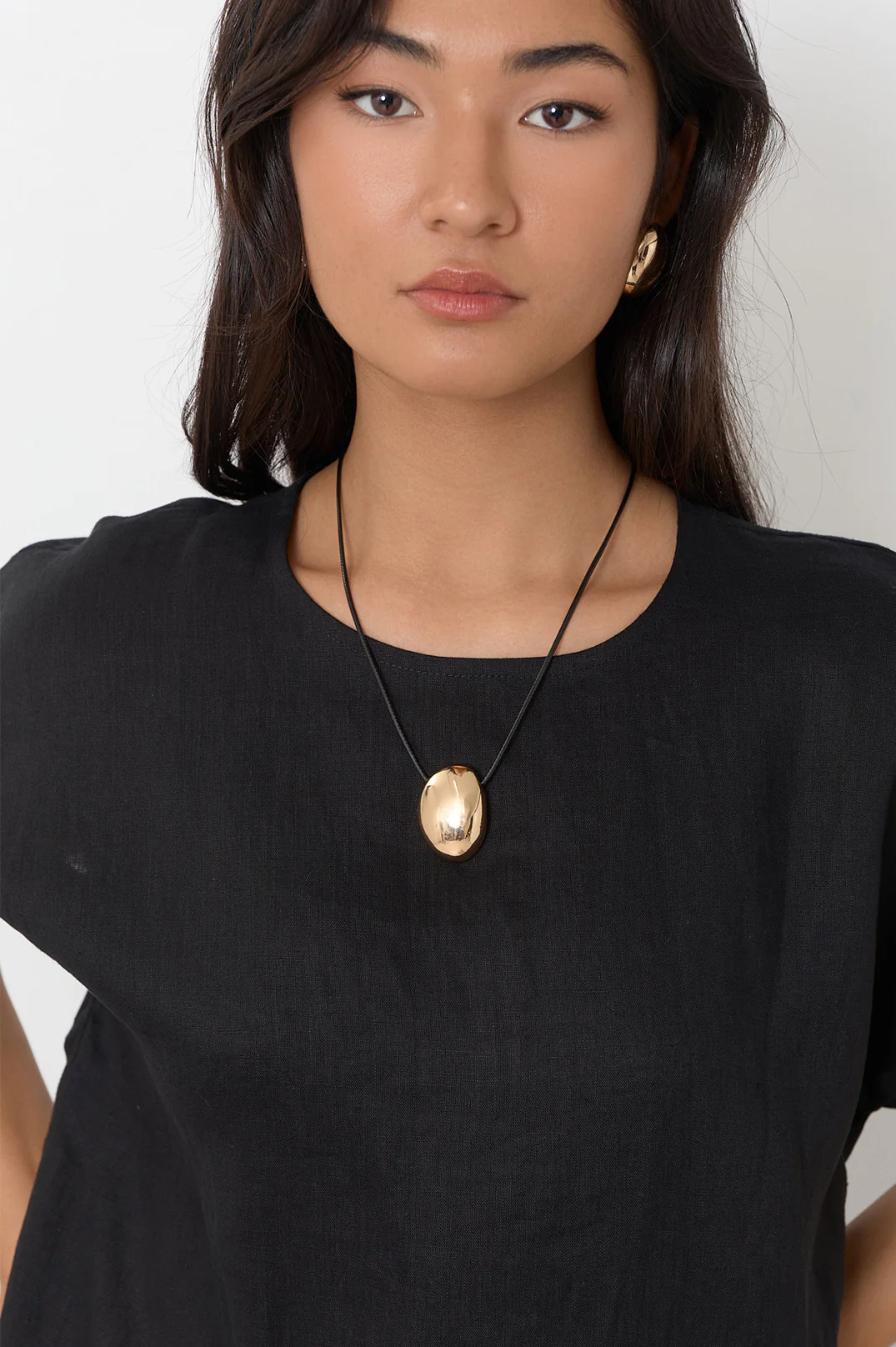Oval Pendant Adjustable Leather Necklace (Black/Gold) - Image 2